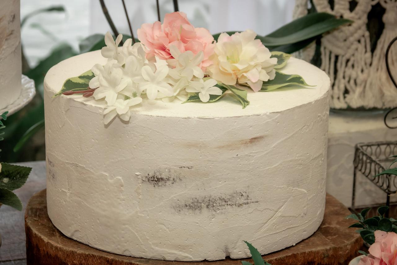 Bolo de casamento minimalista