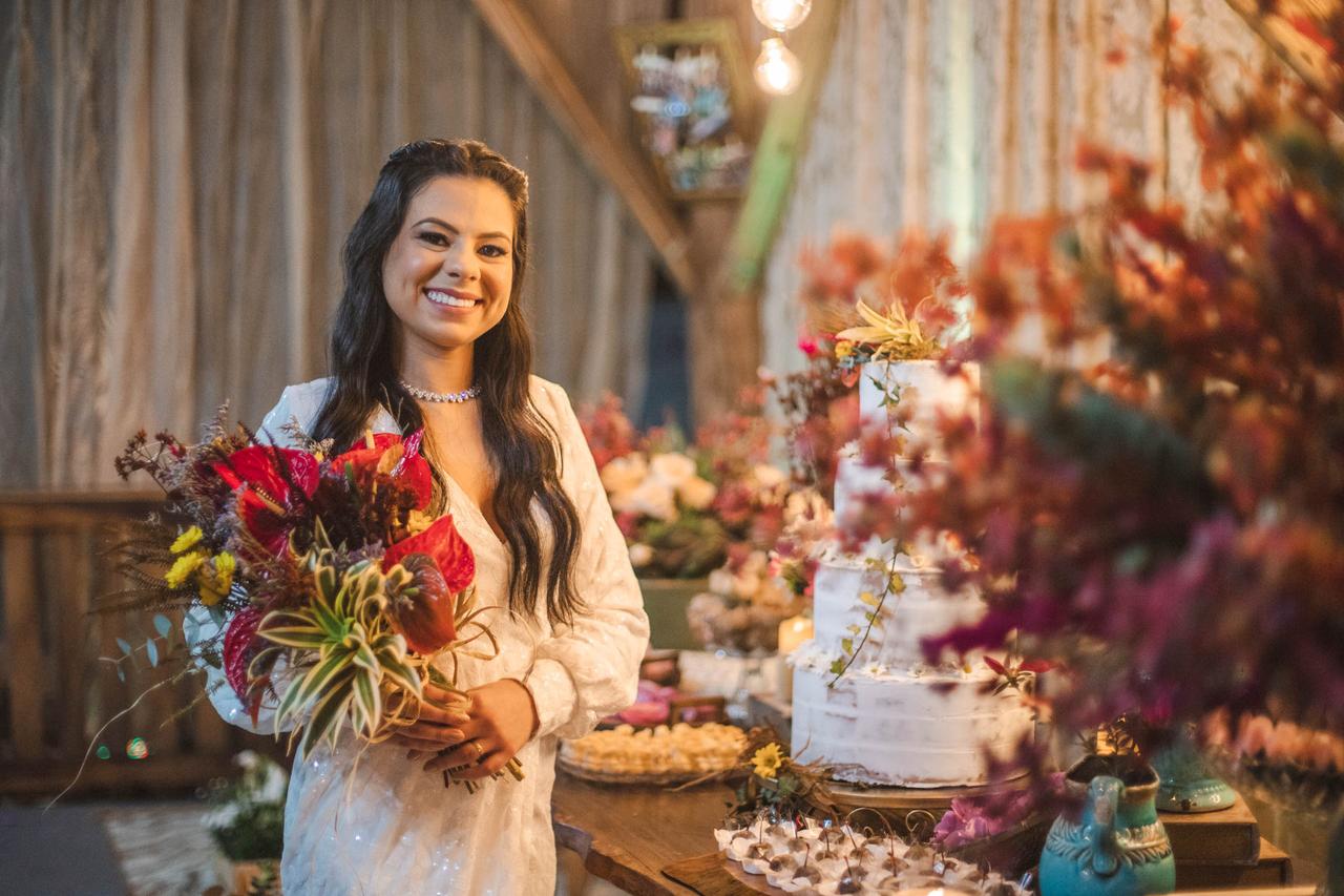 Noiva com buquê de flores vermelhas