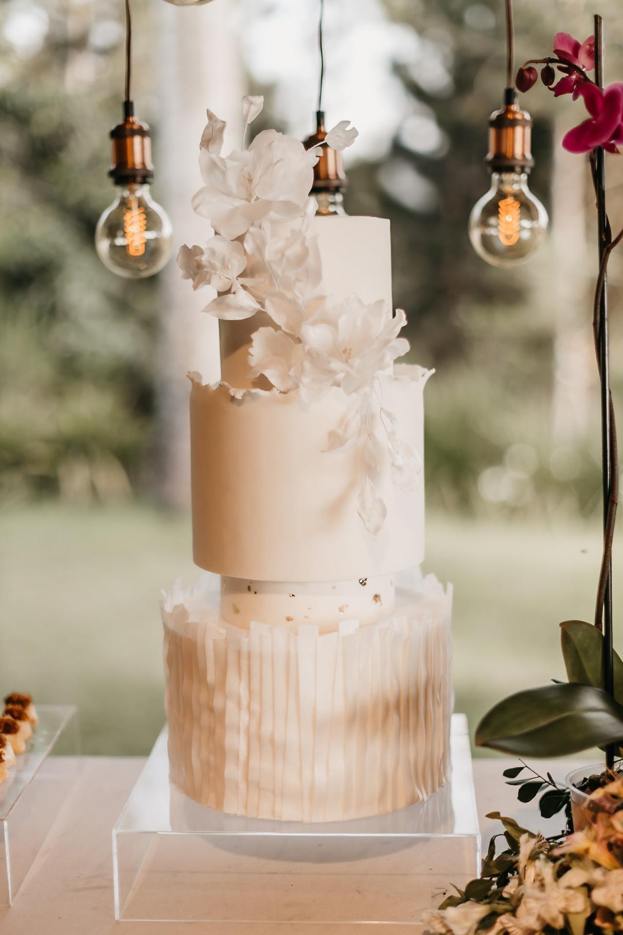 Bolo de chantilly com detalhe de chocolate (médio) – Ateliê do