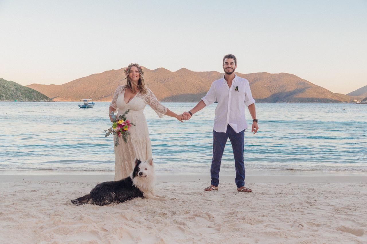 Noivos com seu cachorro no casamento