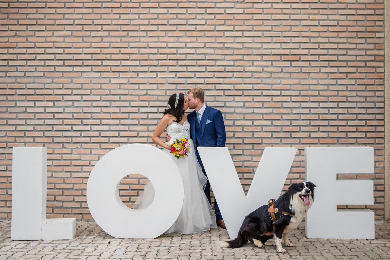 Noivos com seu cachorro no casamento