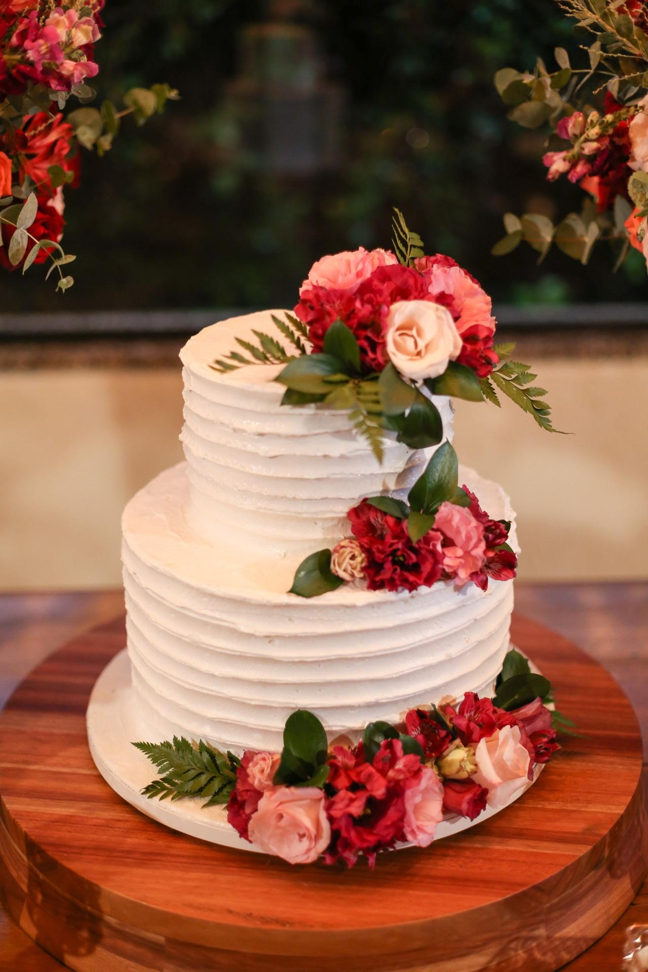 bolo decorado com chantilly vermelho e branco Bolo vermelho, Bolos  decorados com chantilly, Bolo confeitado quadrado, bolo de maquiagem  quadrado