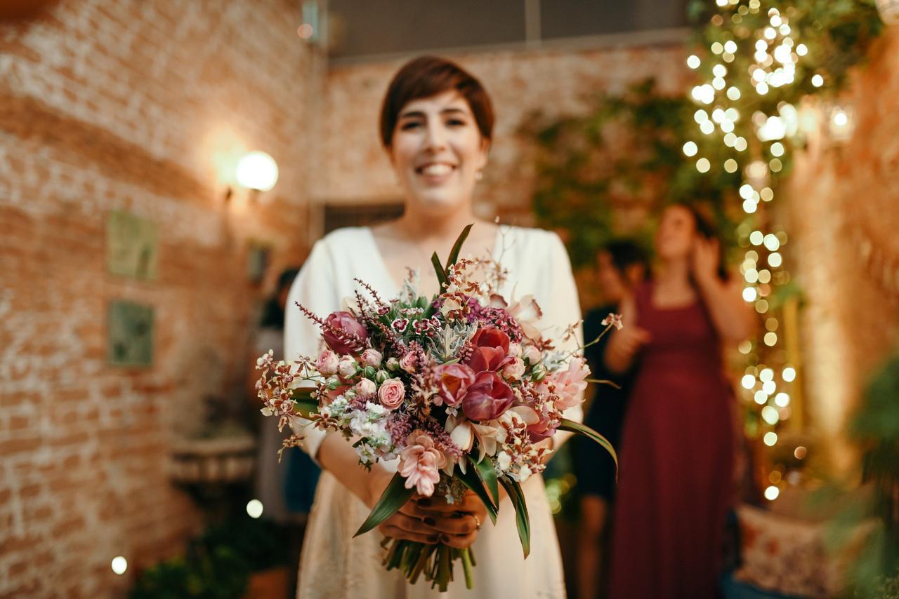 Noiva deixa de jogar buquê e abençoa convidadas no casamento