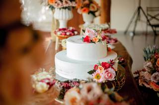 Bolo de casamento simples com flores