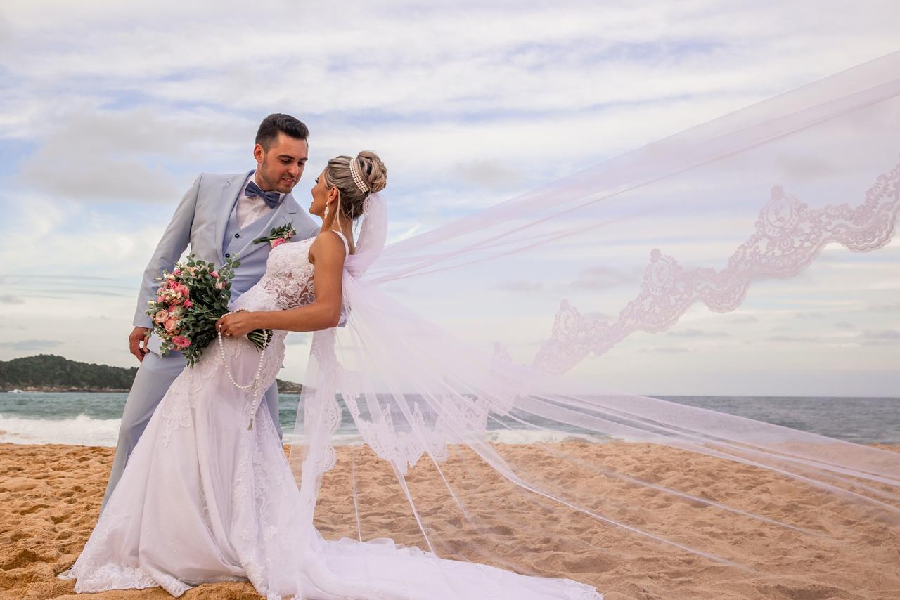 Roupa noivo casamento na praia