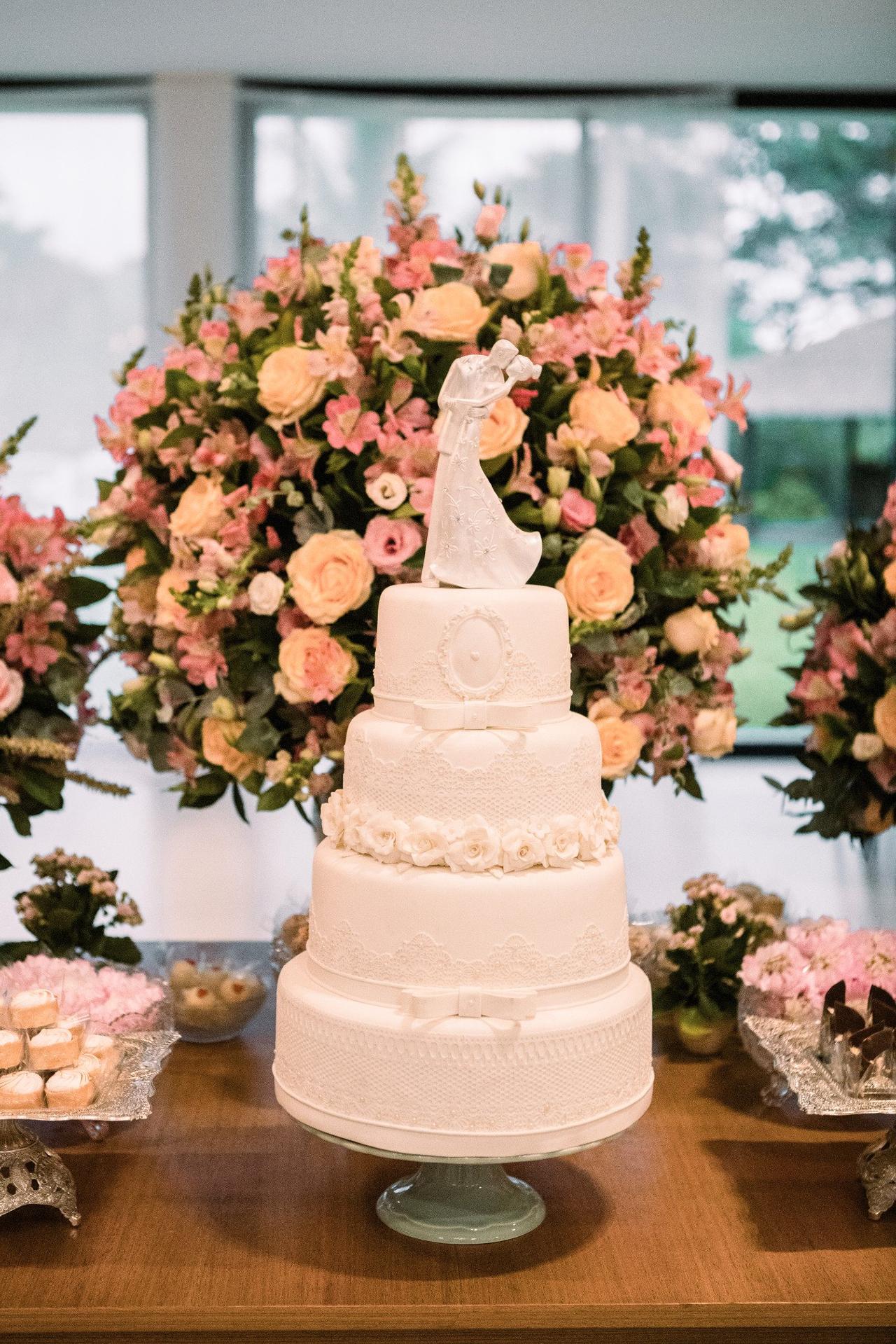 Bolo de casamento minimalista