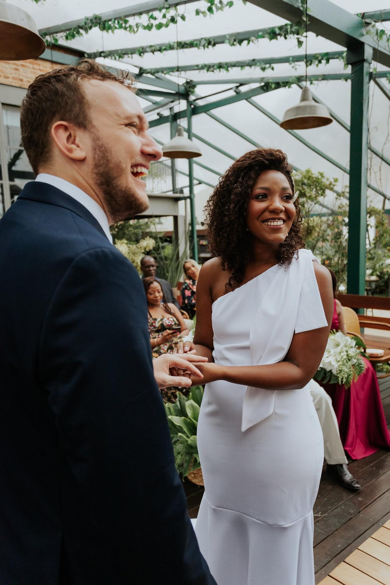 Casal feliz no casamento