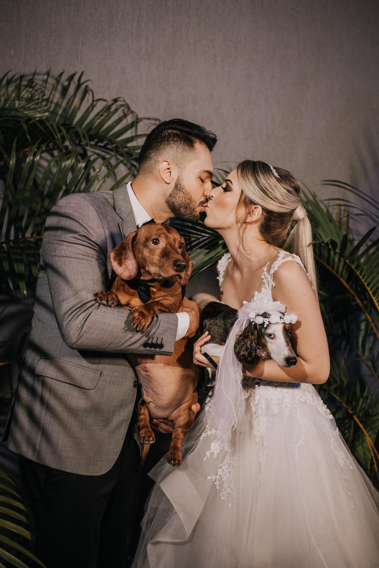 Casal se beija no casamento