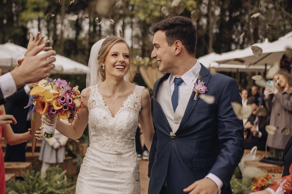 Casal sorrindo na cerimônia do casamento