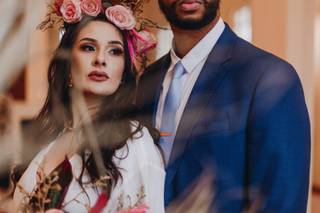 Casal no altar e noiva com penteado solto