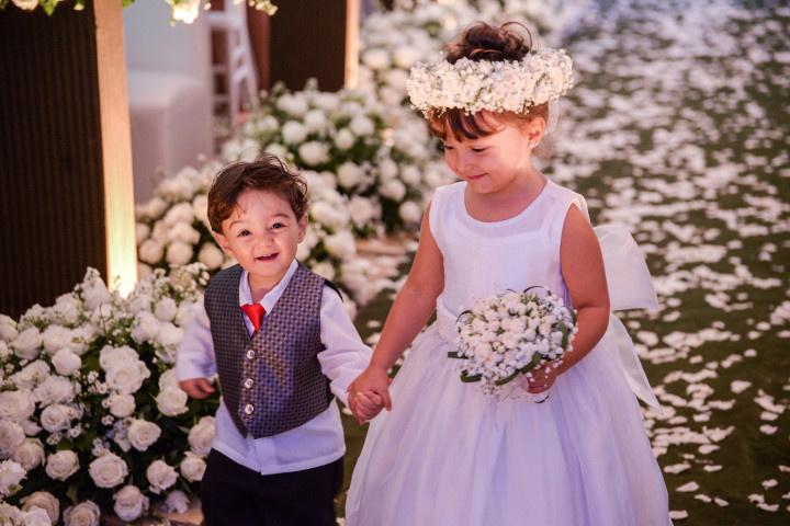 Penteado Infantil com coque, tranças e coroa de princesa