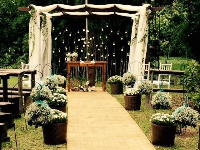 Como decorar o altar em um casamento ao ar livre