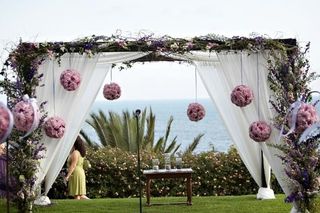 Como decorar o altar em um casamento ao ar livre