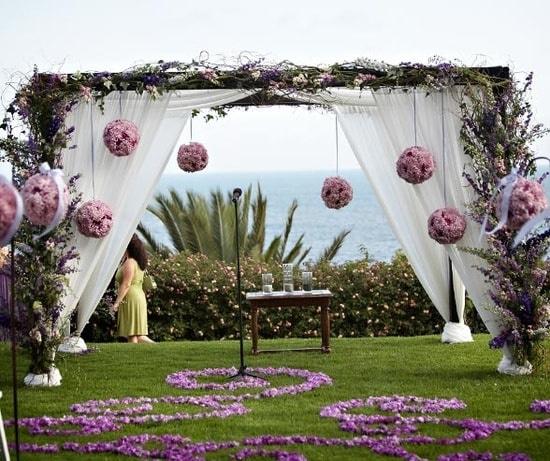 Como decorar o altar em um casamento ao ar livre
