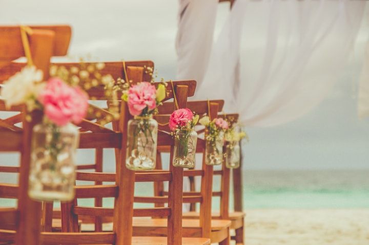 5 Detalhes para decorar as cadeiras do casamento