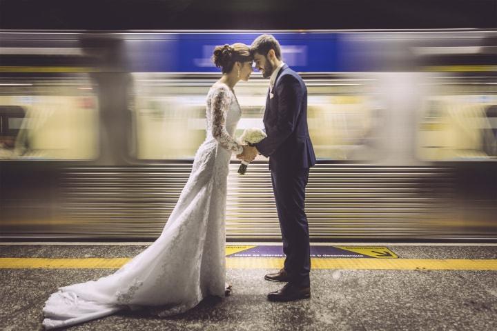 Casal no metrô de São Paulo