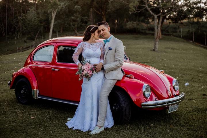 Casal com fusca no casamento