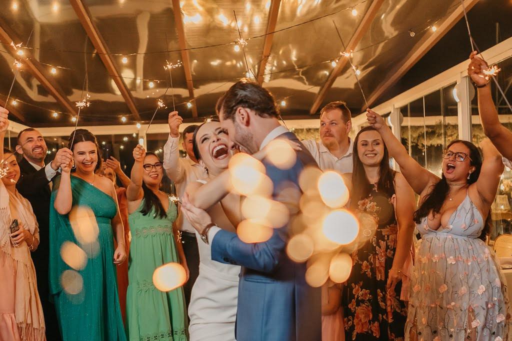quem paga hospedagem dos convidados convidadas olhando o casal dançar