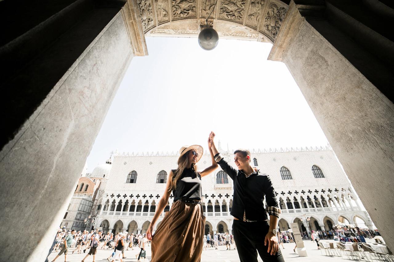 Lua de mel o que é casal em roma
