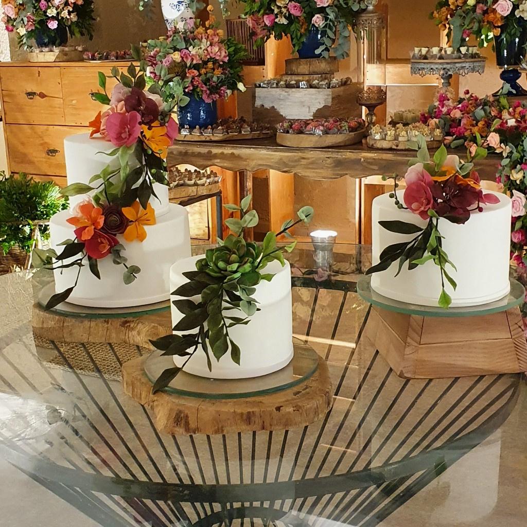 Bolo de casamento com flores