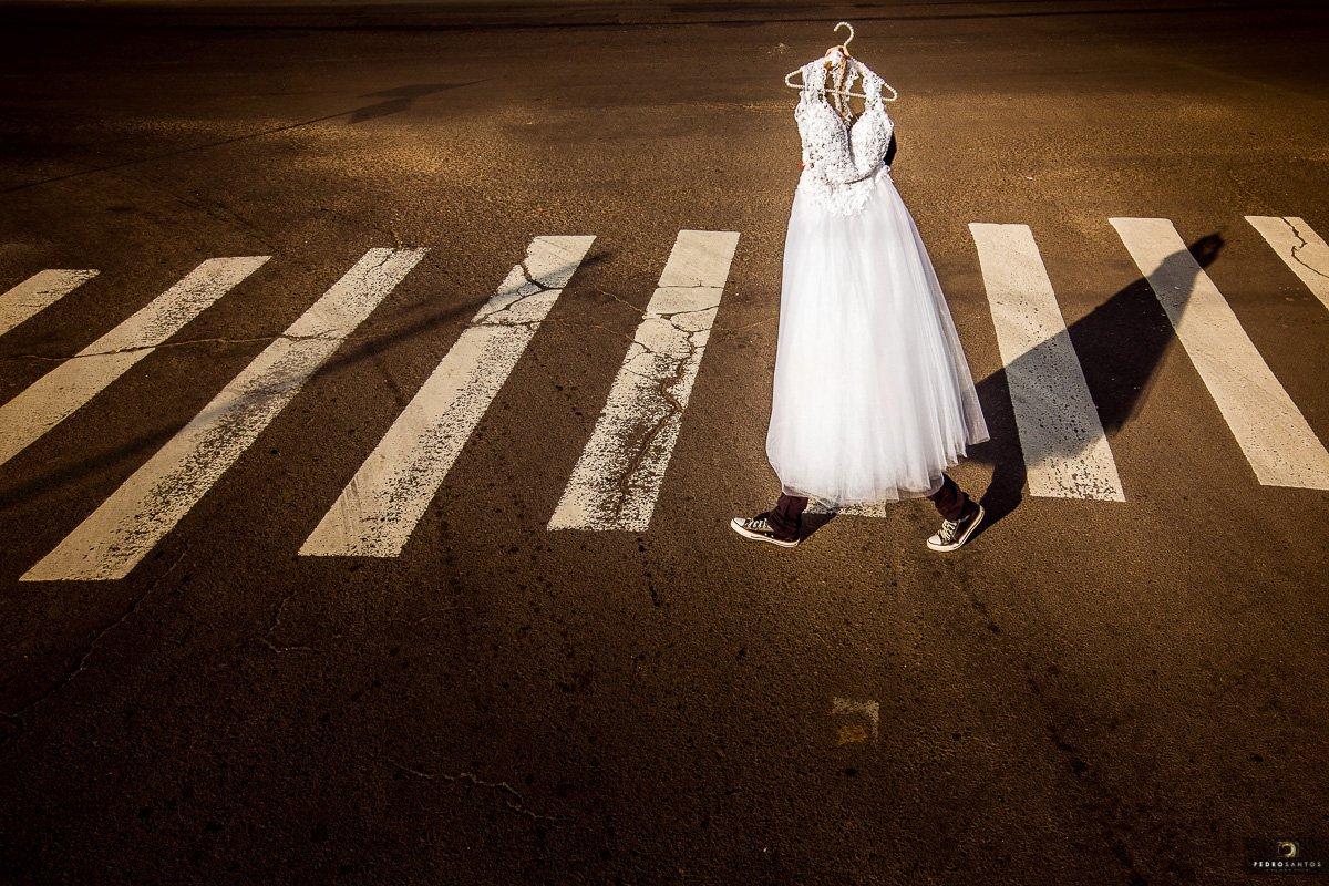 sonhar com casamento vestido de noiva atravessando a rua