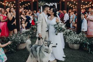 Noivos com seu cachorro no casamento