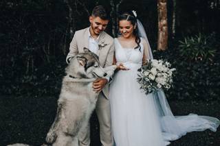 Noivos com seu cachorro no casamento