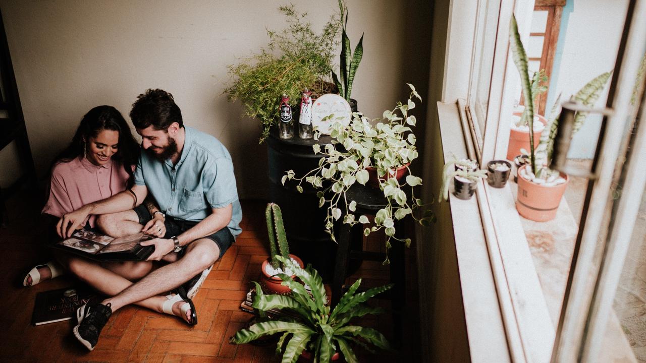 Planos a dois para fazer em casa: que tal colocar a rotina romântica em dia?