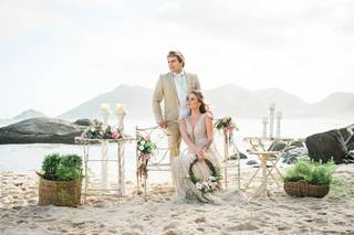 Casal com traje de casamento na praia