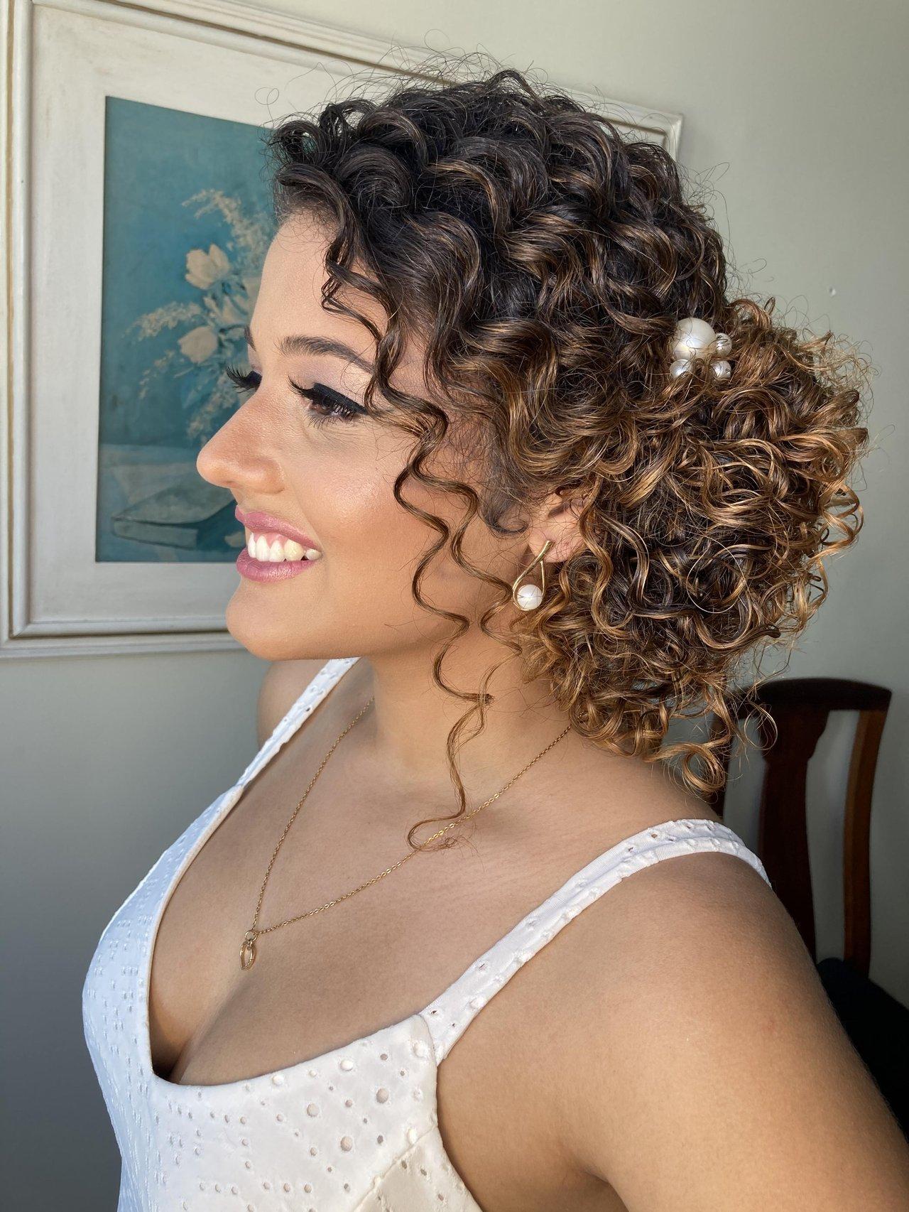 Penteados em cabelos cacheados para casamento - Cortes de Cabelo 2020