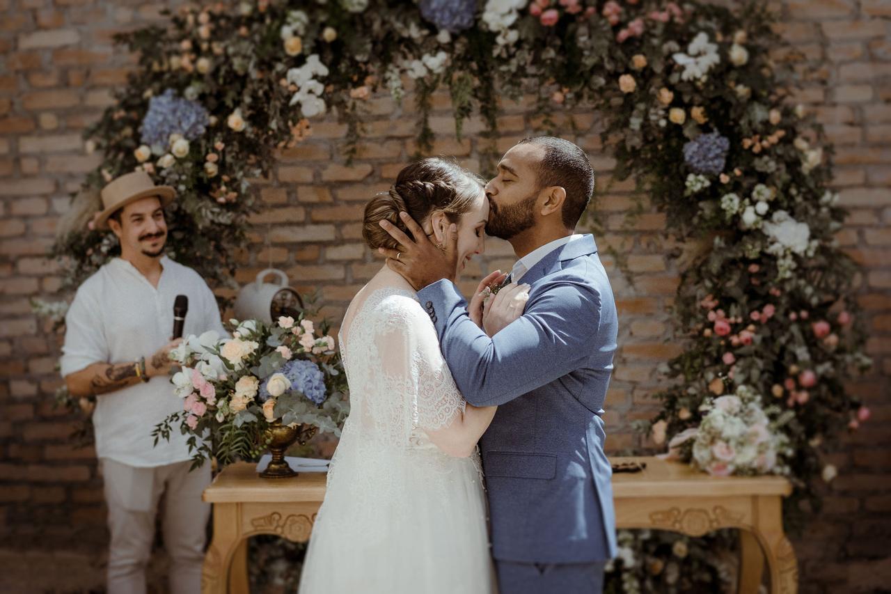 comportamento feminino noivo beijando a testa da noiva