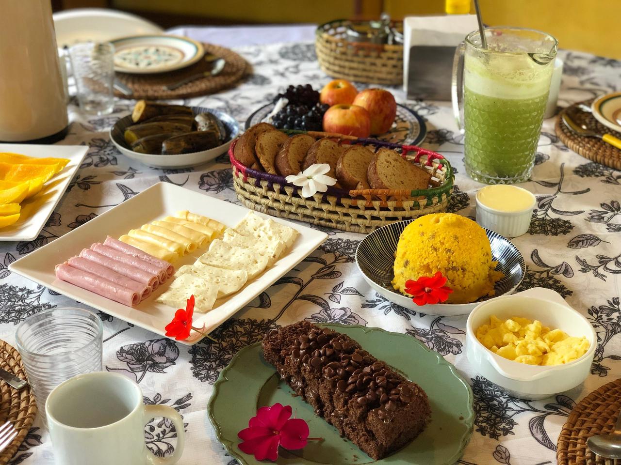 Café da manhã romântico. Mesa de café da manhã repleta de frios e frutas