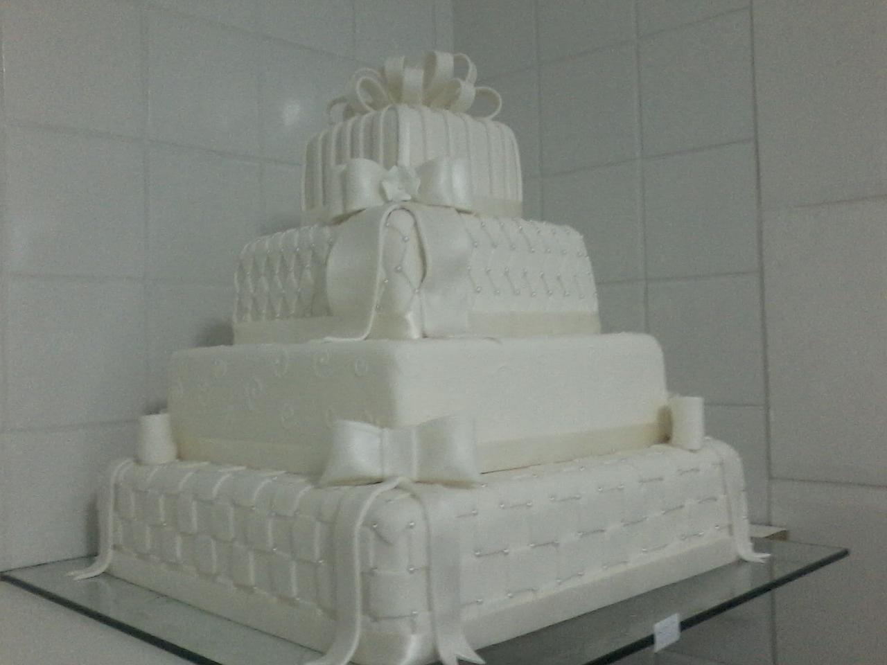 Bolo de casamento quadrado