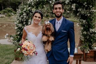 Noivos com seus cachorros no casamento