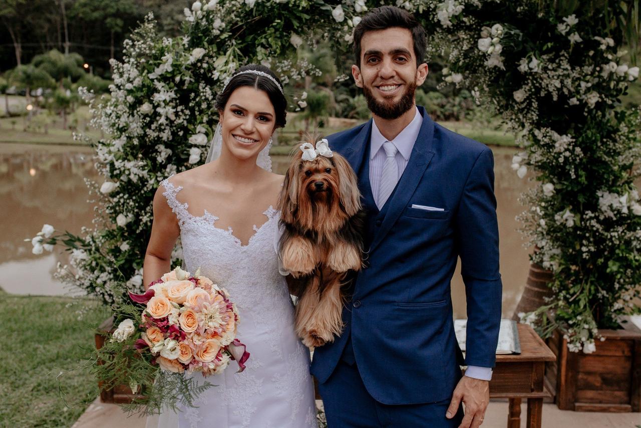Noivos com seus cachorros no casamento