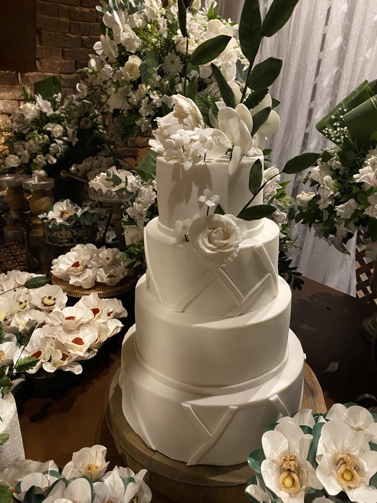 Foto de Bolo De Casamento Fim De Jogo e mais fotos de stock de Bolo de  Casamento - Bolo de Casamento, Adulto, Adversidade - iStock