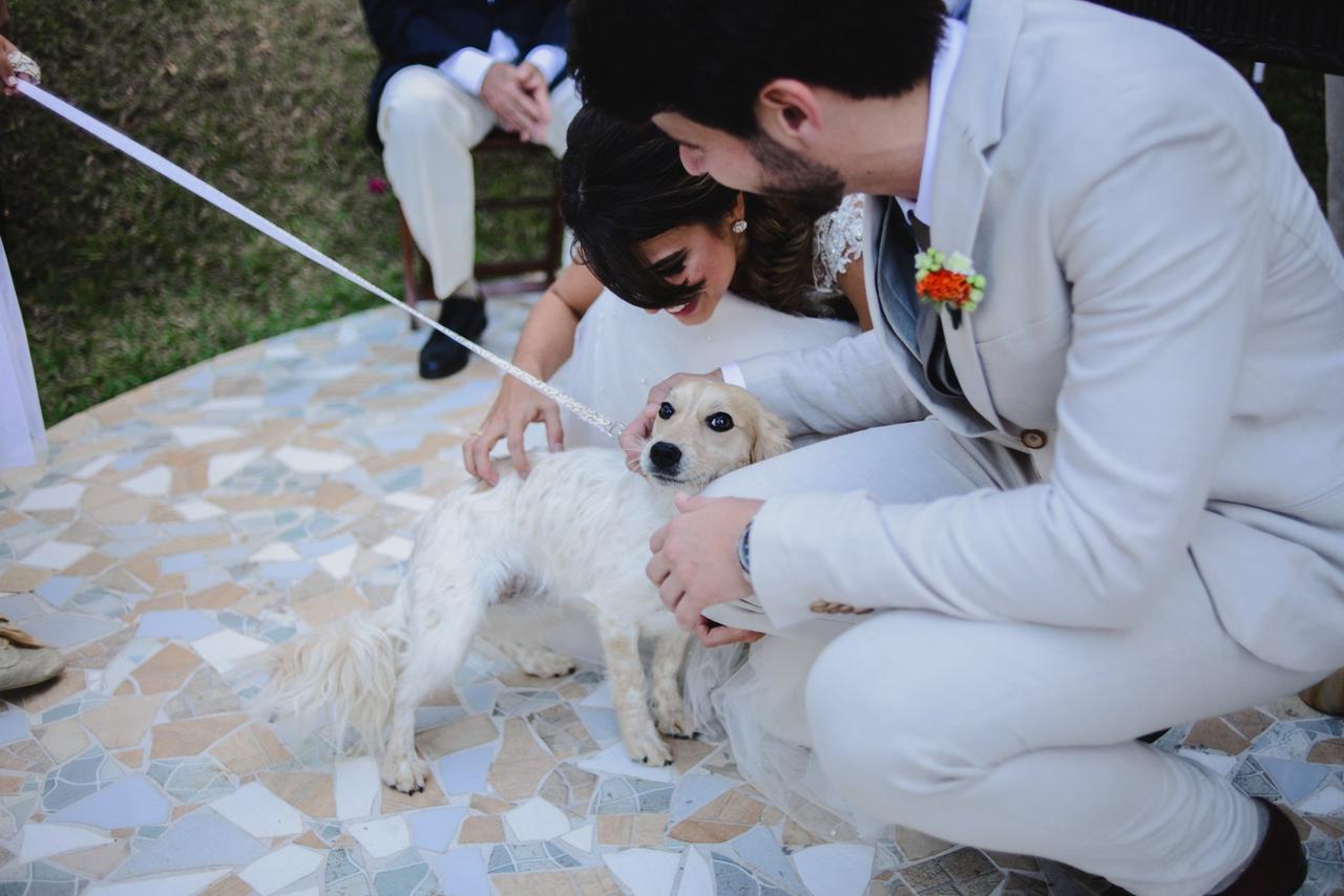 Noivos com seu cachorro no casamento