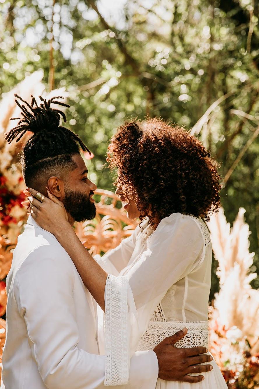 Penteado masculino para casamento Coque alto com tranças ou dreads