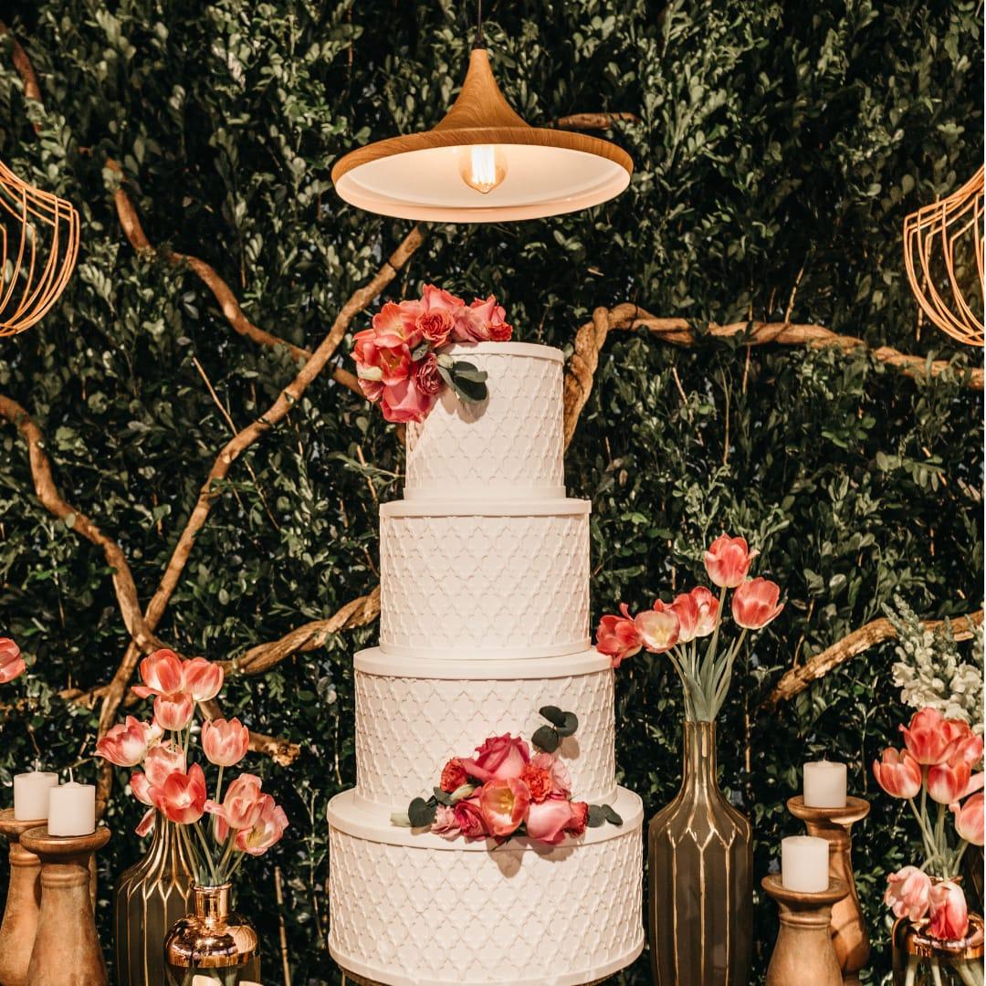 Bolo de casamento com flores