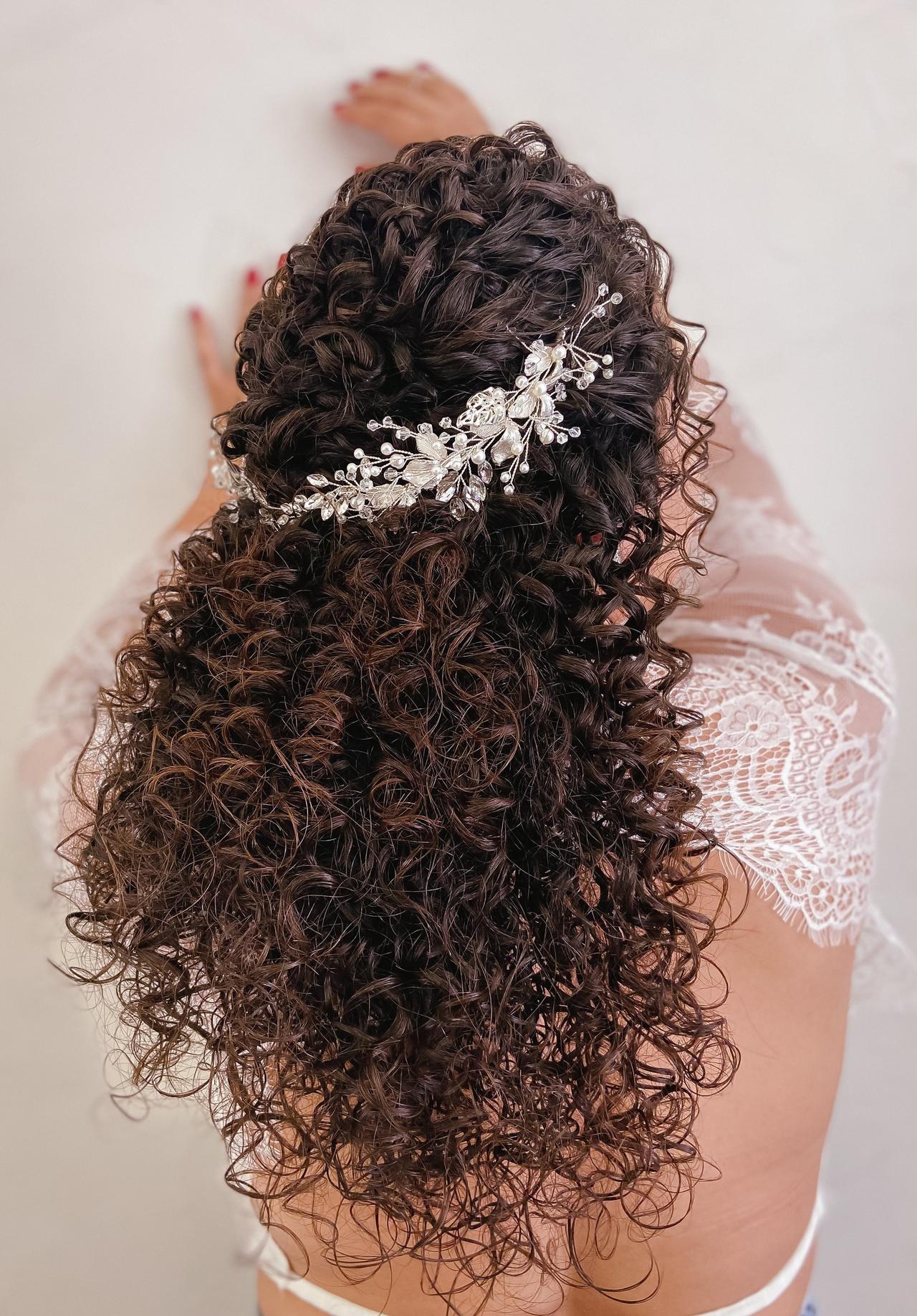 penteado madrinha casamento com cacho