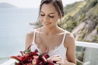 Noiva com buquê de flores vermelhas