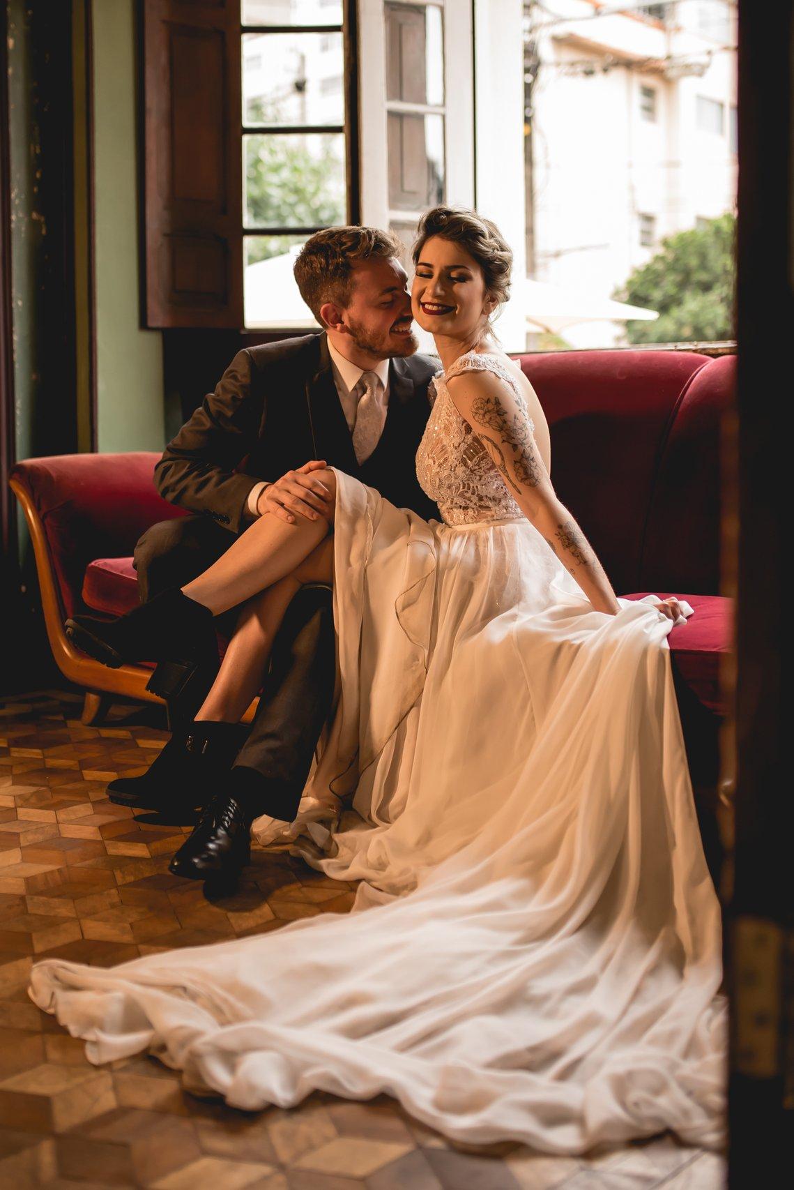 Casal feliz no dia do casamento