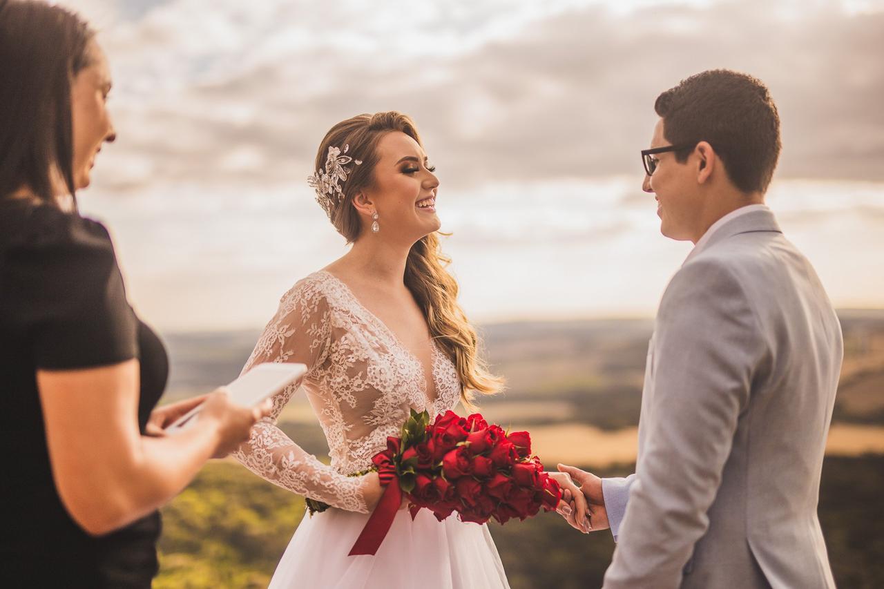 Noiva com buquê de flores vermelhas