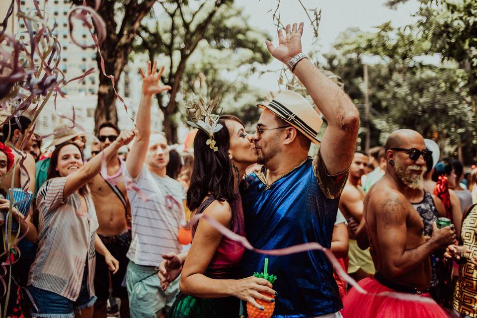 Dicas para pular o carnaval a dois casal se beijando