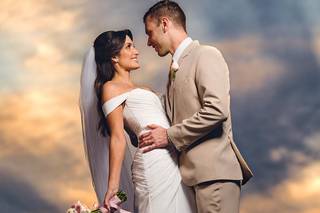 Casal com traje de casamento na praia