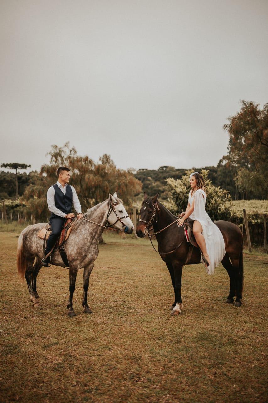 casamento country casal montado a cavalo