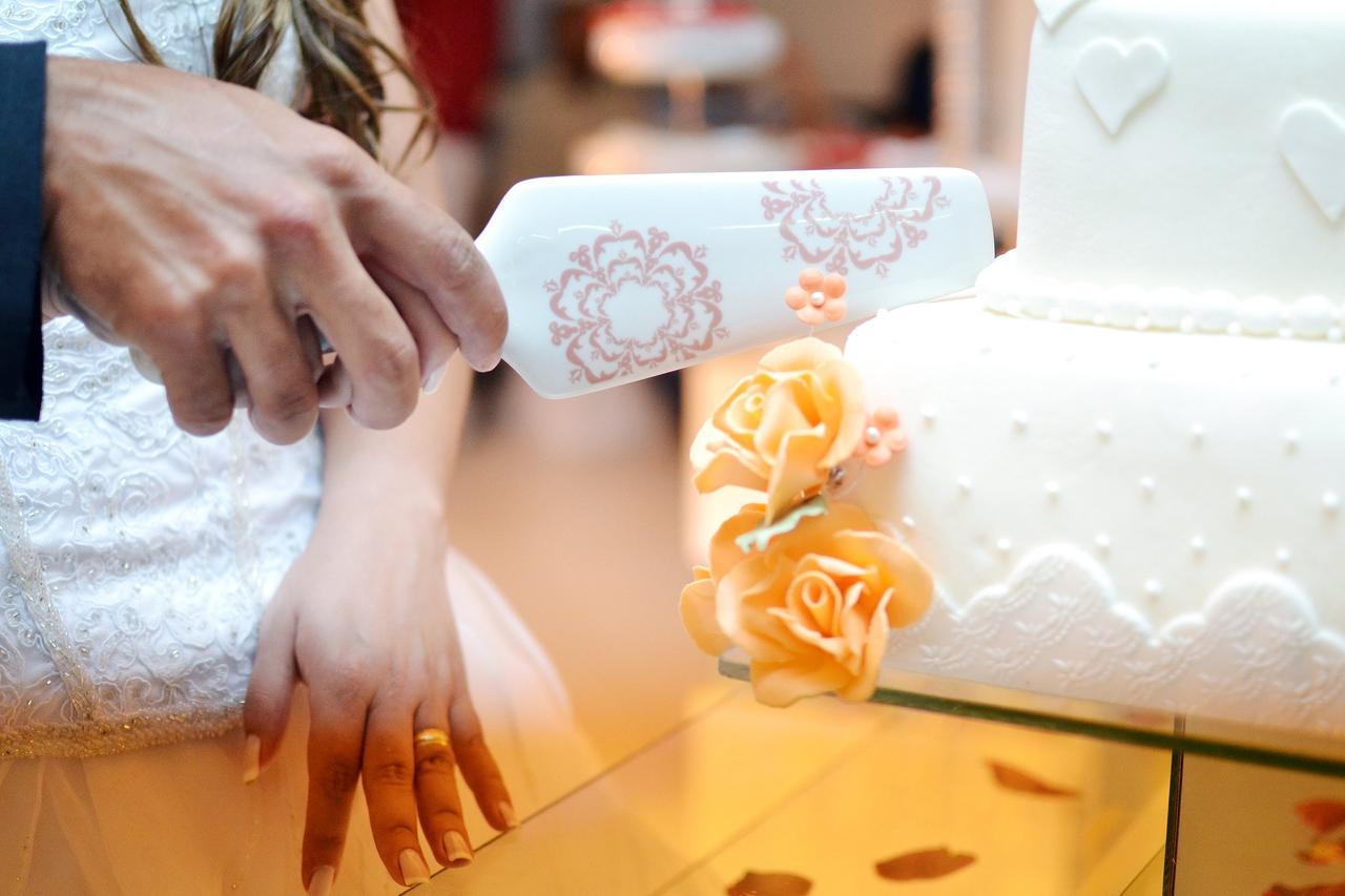 sonhar com casamento noivos partem o bolo