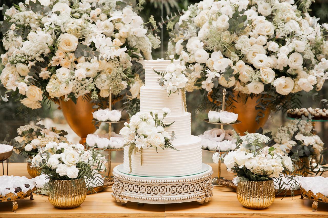 Bolo chantininho branco e verde com detalhes dourados  Bolos de  aniversário verde, Imagens de bolos decorados, Bolo