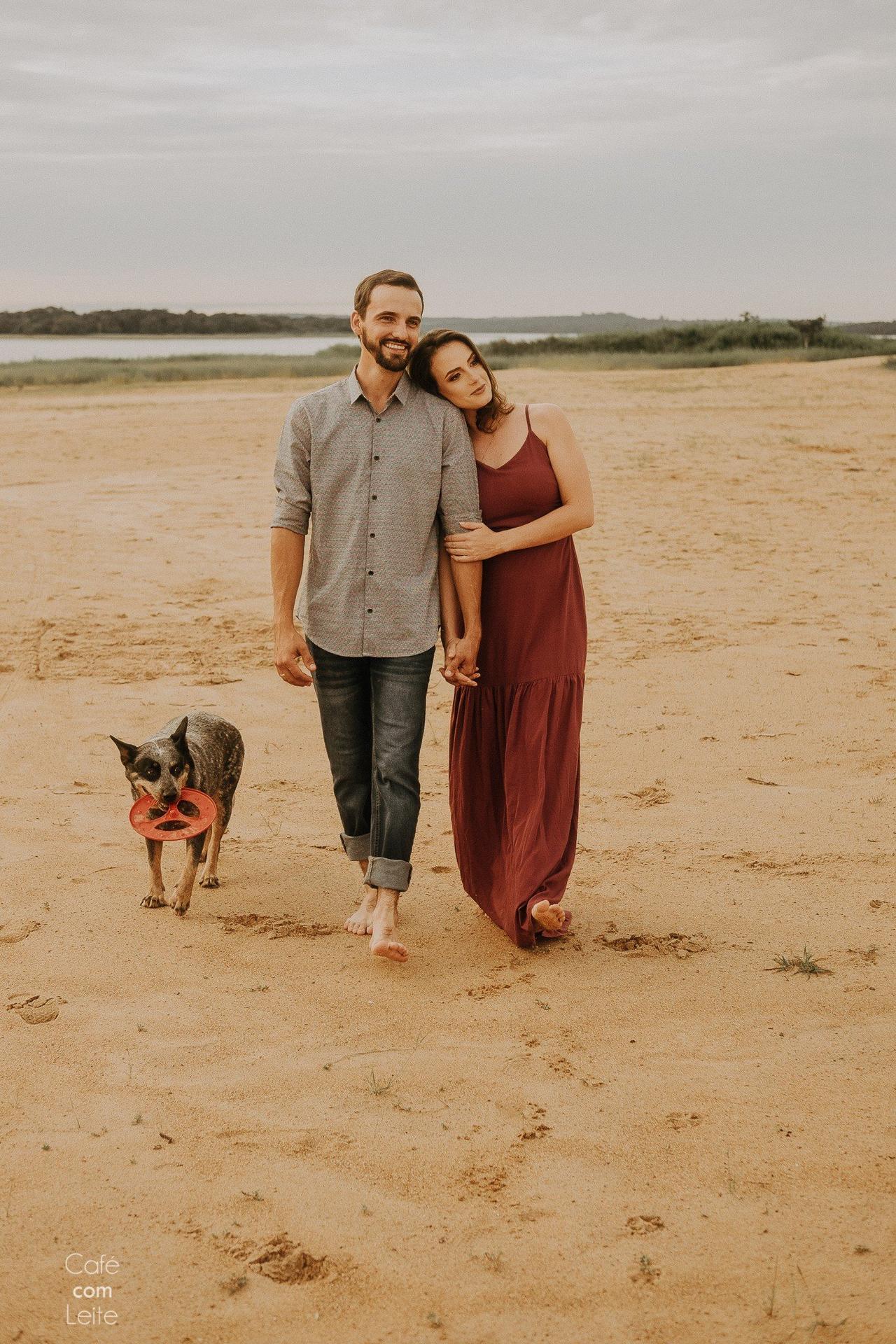 Casal apaixonado na praia