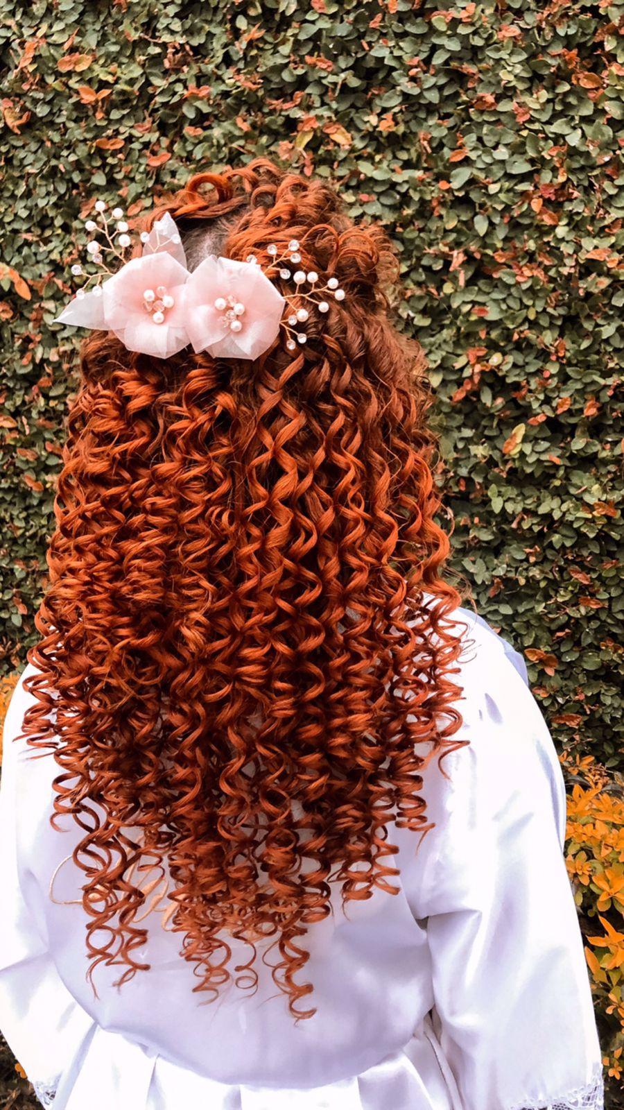 Penteados em cabelos cacheados para casamento - Cortes de Cabelo 2020